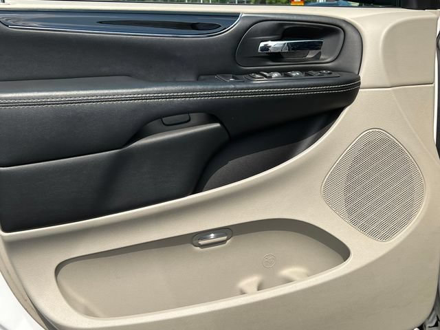 Used 2019 Dodge Grand Caravan SXT FWD image 14