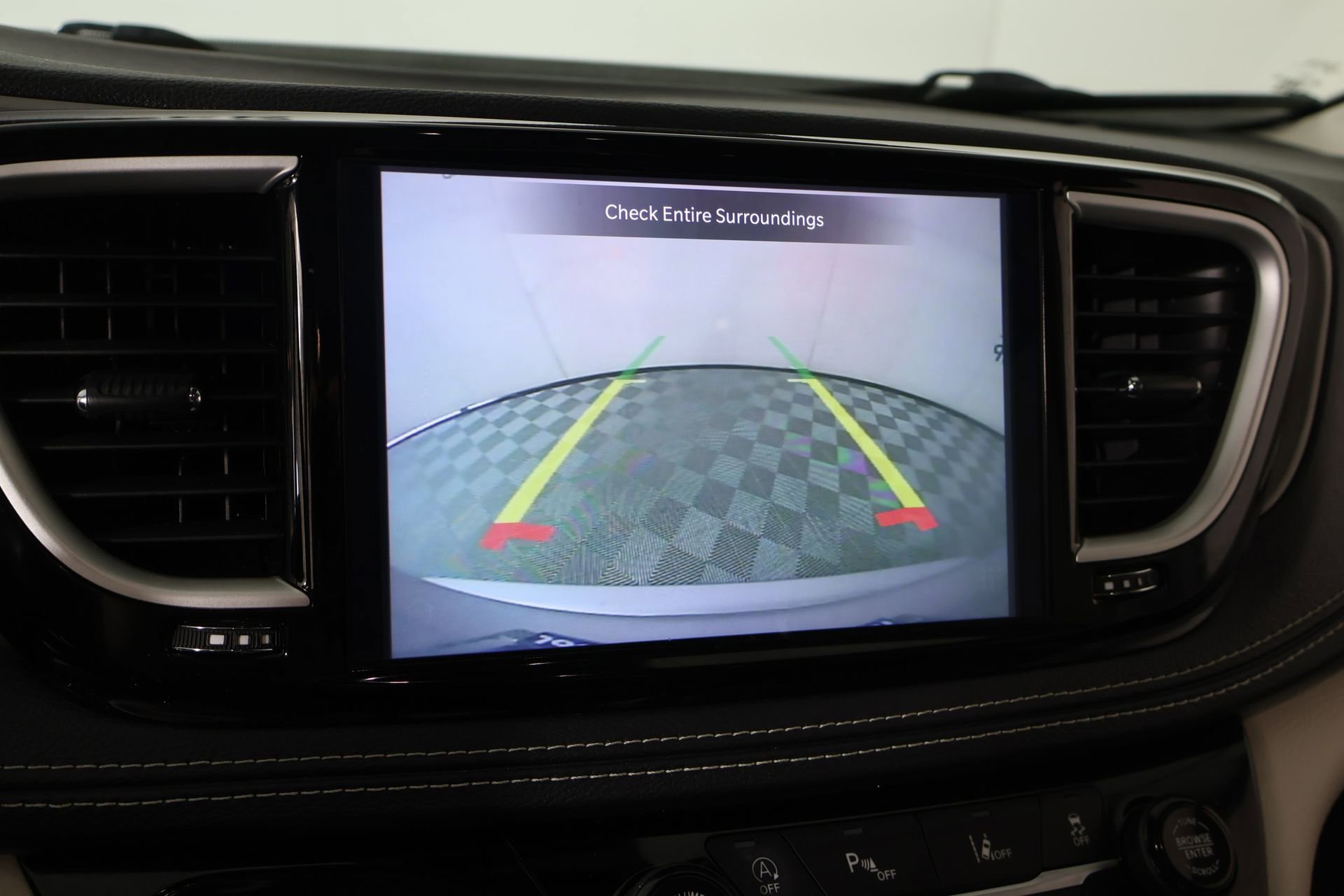 Used 2022 Chrysler Pacifica Touring-L image 6