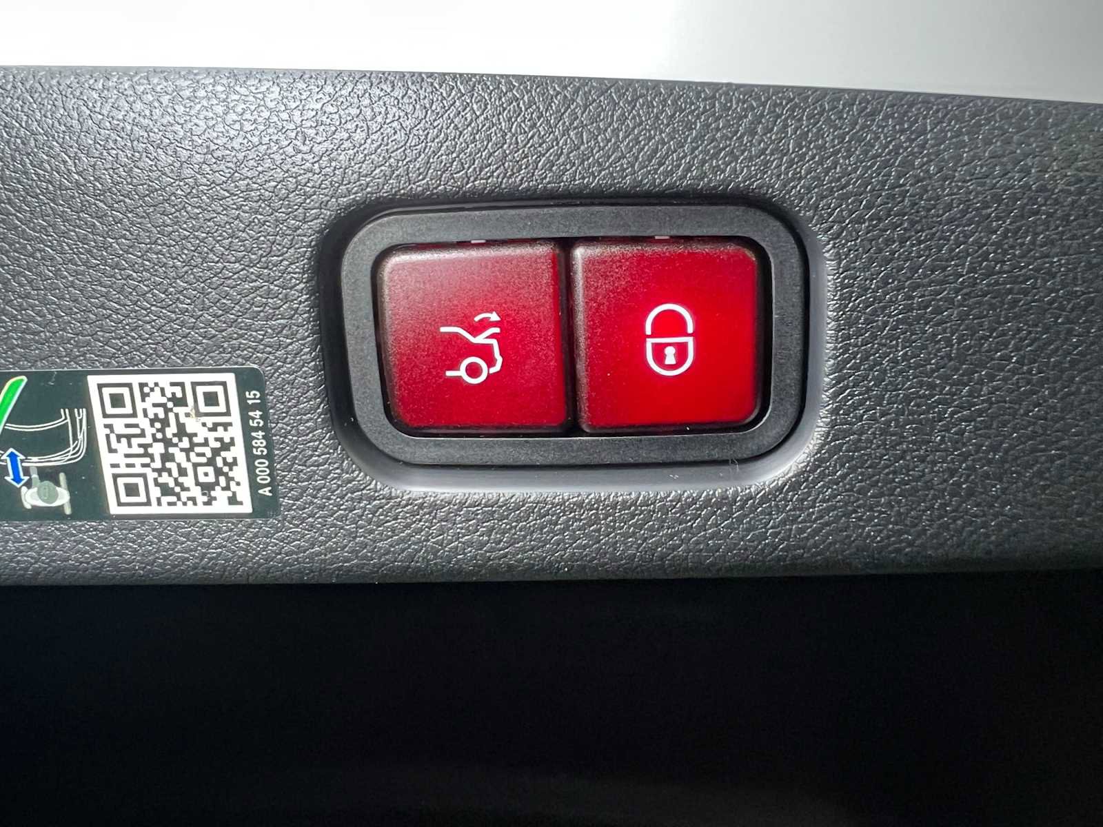 Used 2025 Mercedes-Benz E 350 4MATIC Sedan image 17