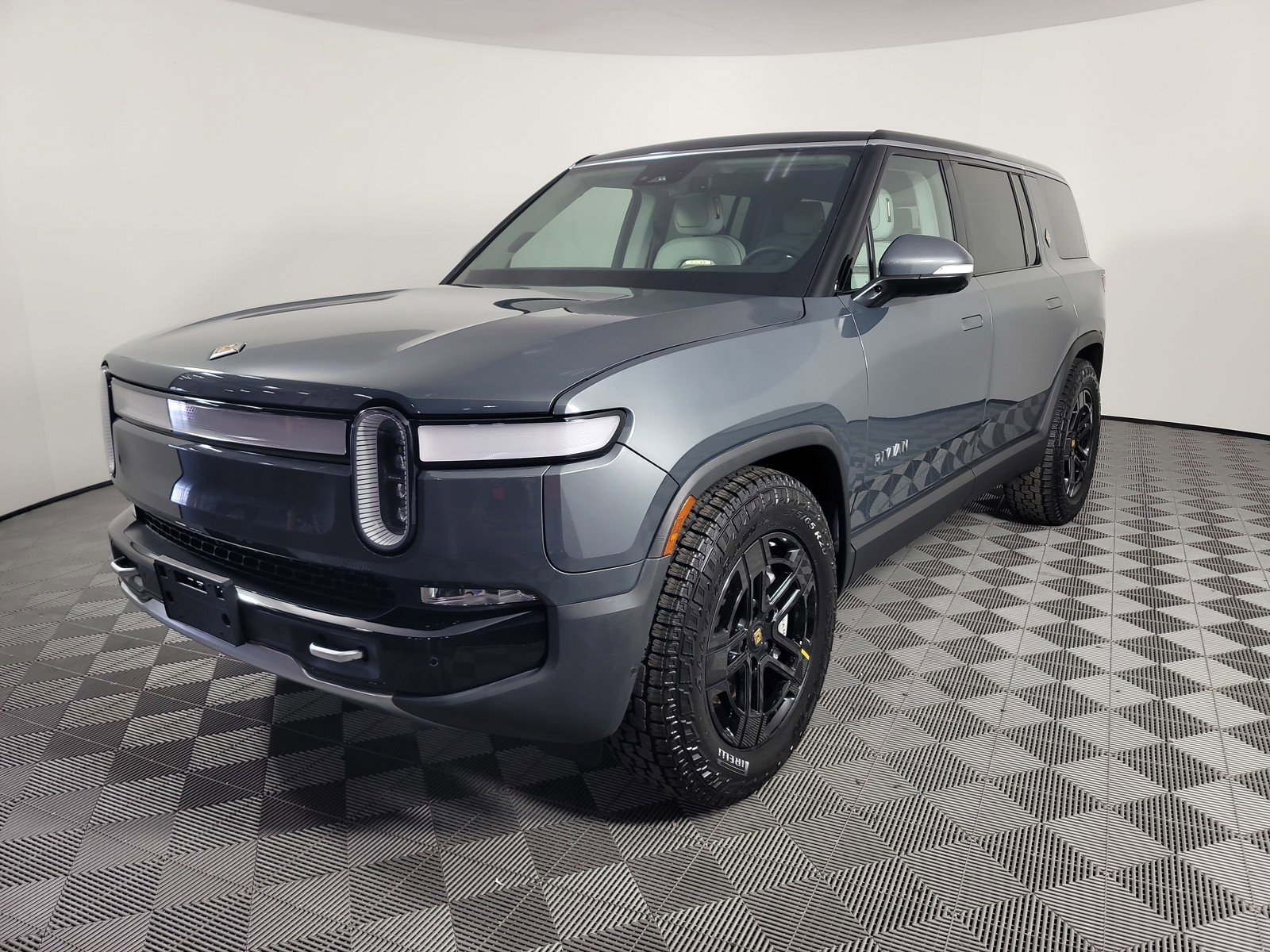 Used 2024 Rivian R1S Adventure AWD/4WD image 1