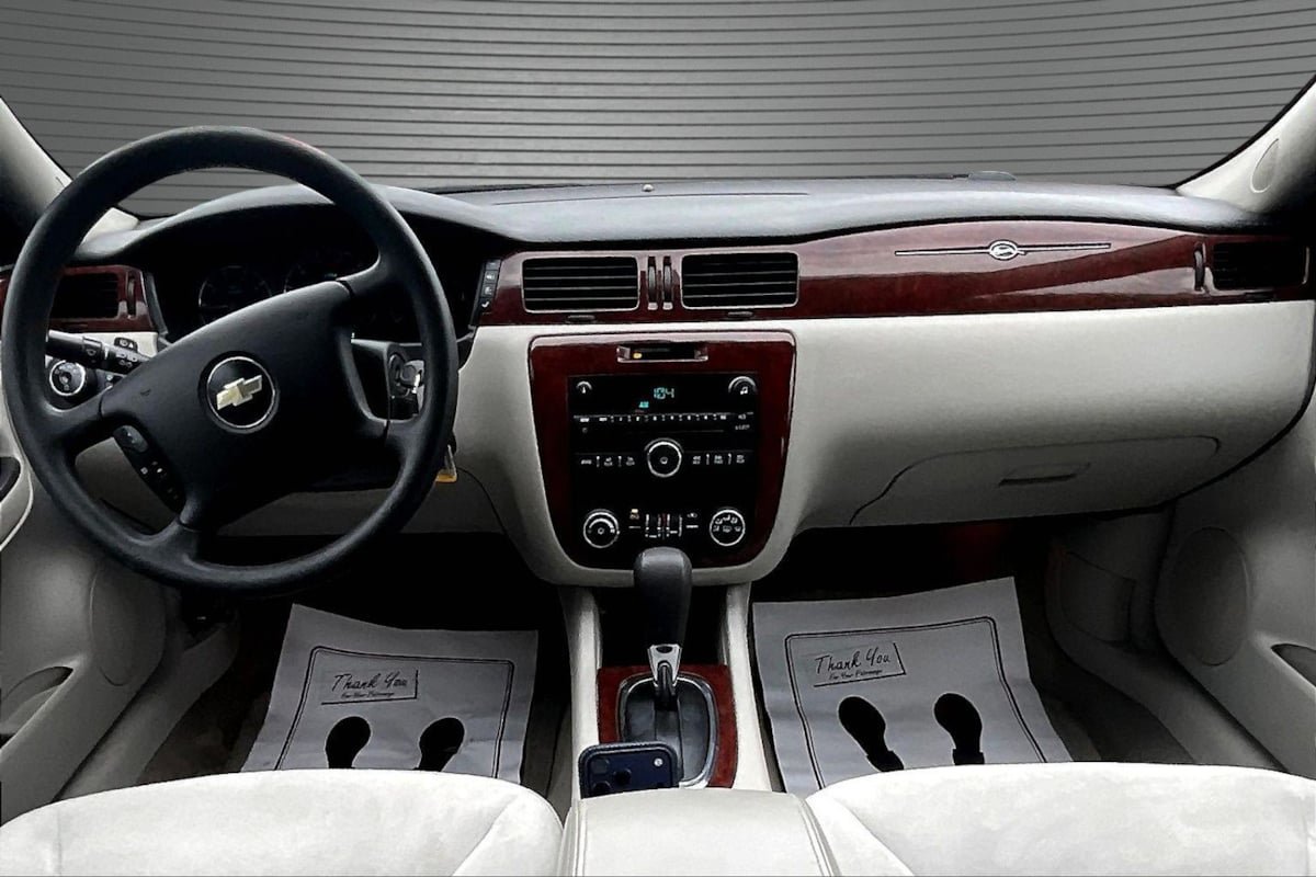 Used 2008 Chevrolet Impala LT FWD image 7