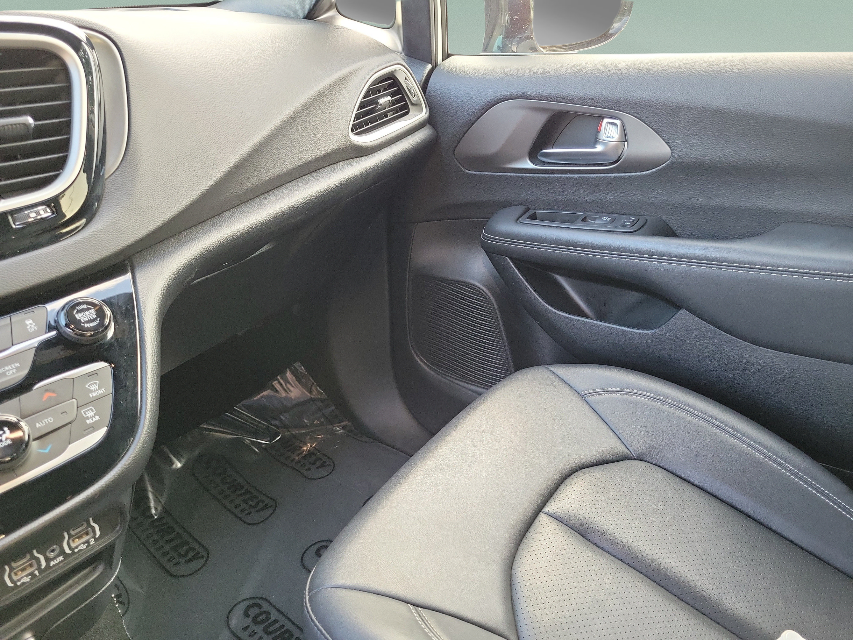Used 2025 Chrysler Pacifica Select FWD image 25