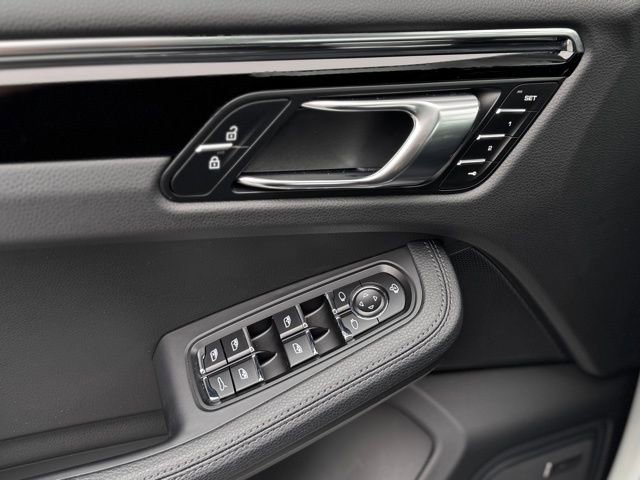 Certified 2025 Porsche Macan AWD/4WD image 14