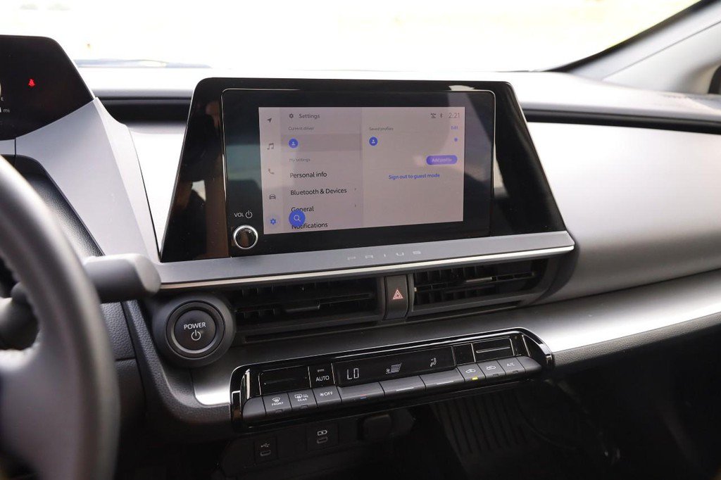 Used 2025 Toyota Prius LE AWD/4WD image 15