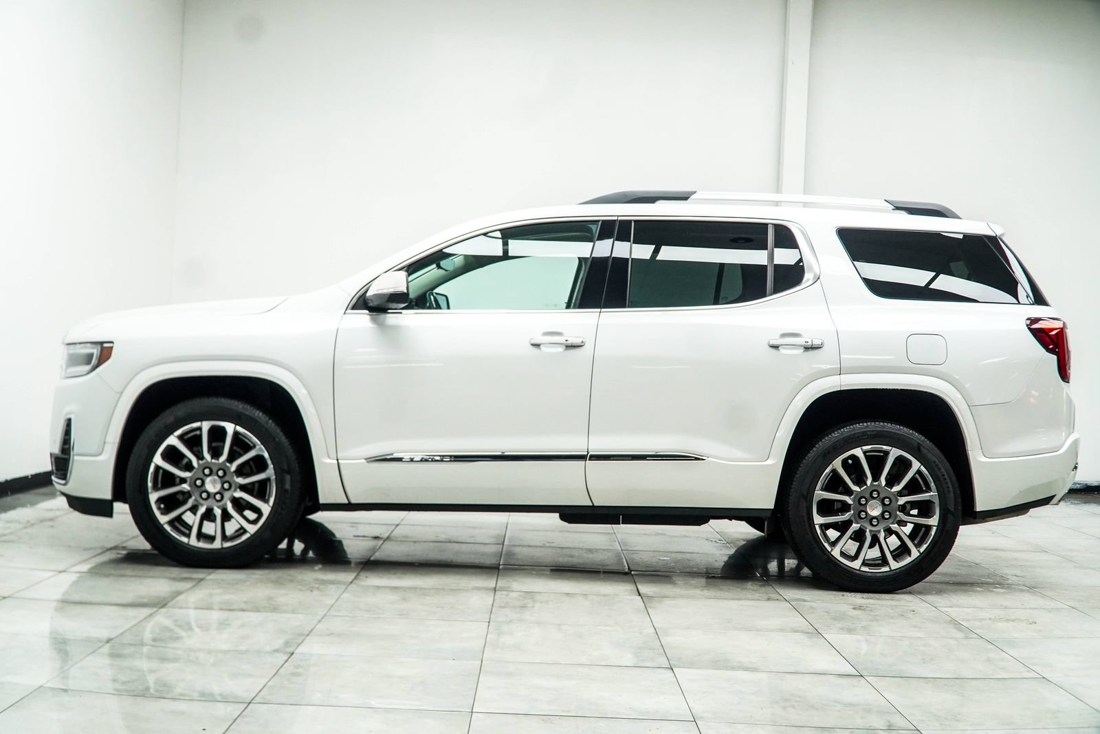 Used 2021 GMC Acadia Denali w/ Denali Technology Package FWD image 11