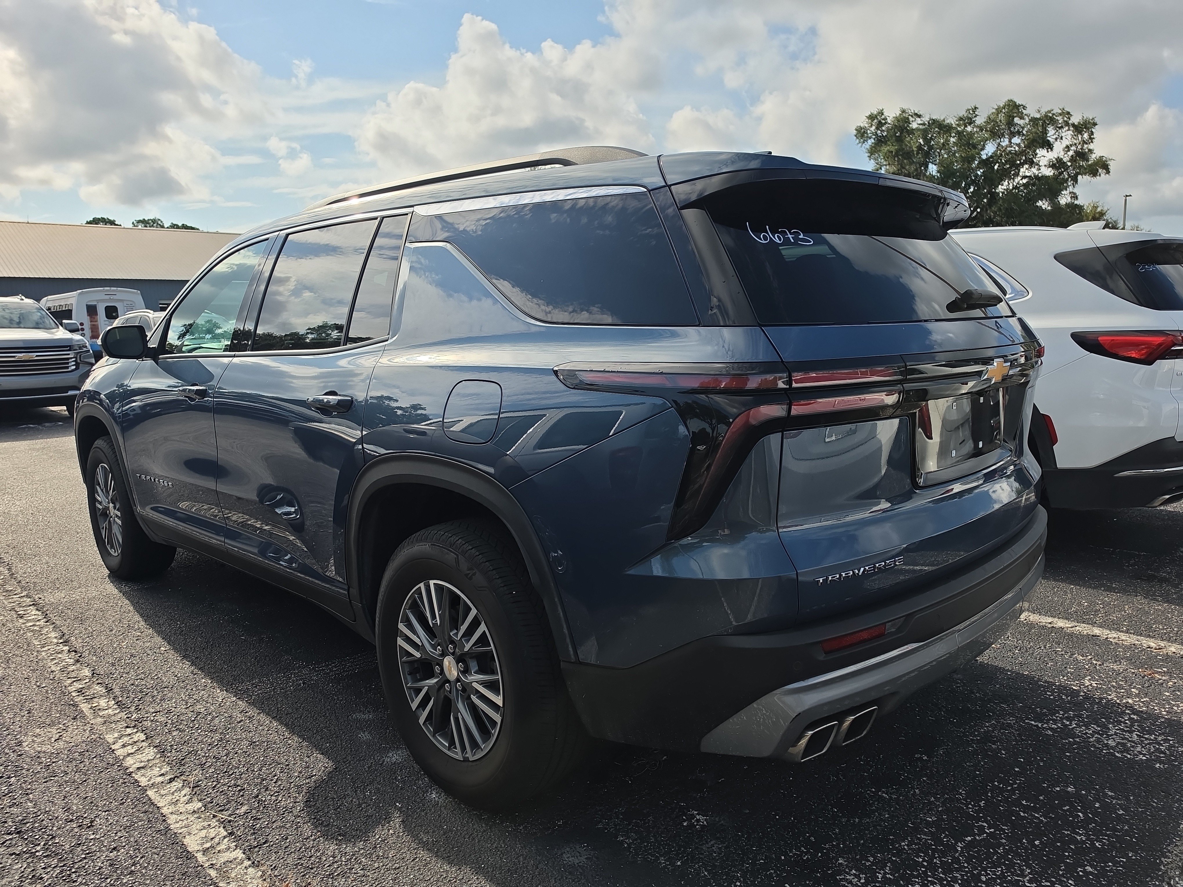 Used 2025 Chevrolet Traverse LT FWD image 6