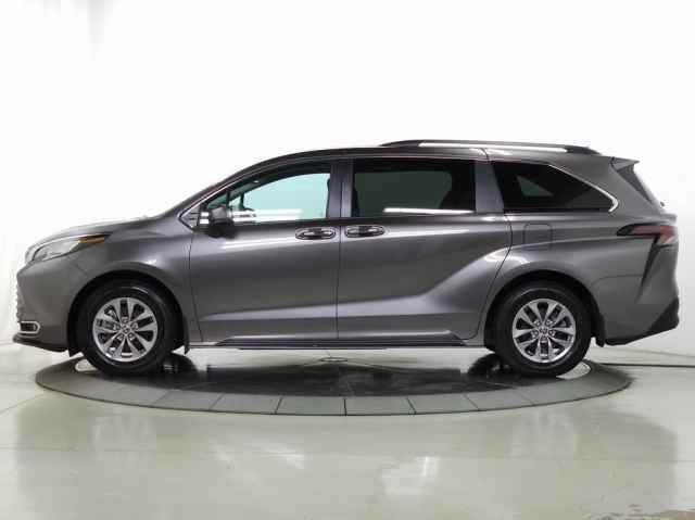 Used 2023 Toyota Sienna XLE image 5