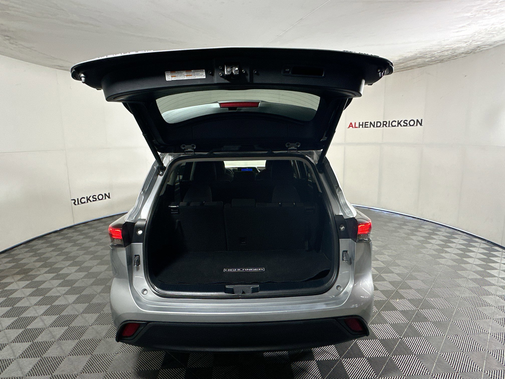 Used 2023 Toyota Highlander L image 31