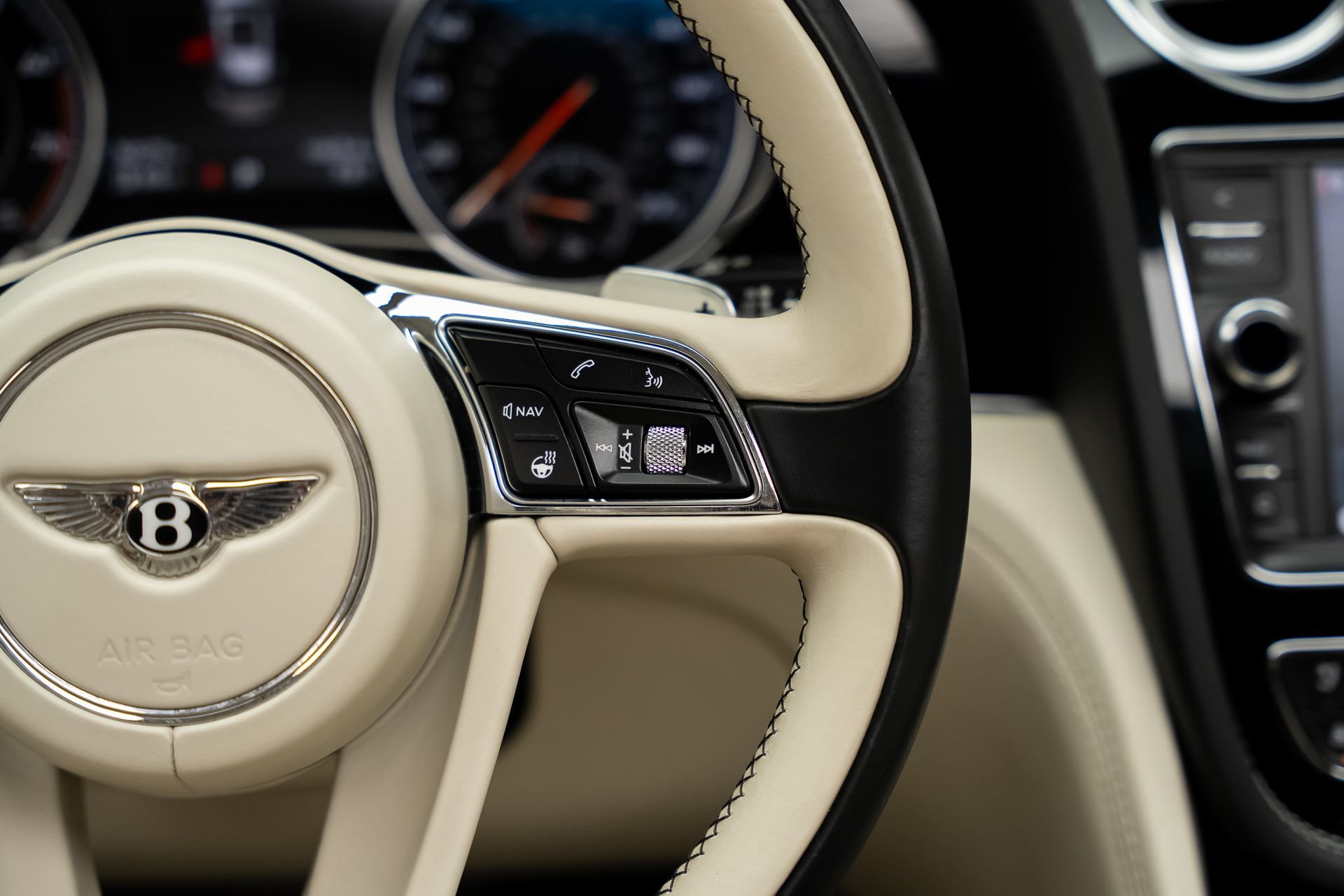 Used 2018 Bentley Bentayga AWD/4WD image 45