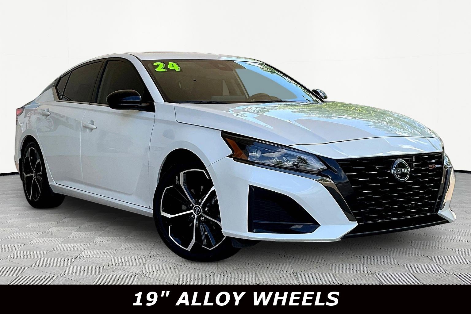 Used 2024 Nissan Altima 2.5 SR w/ SR Premium Package FWD image 3