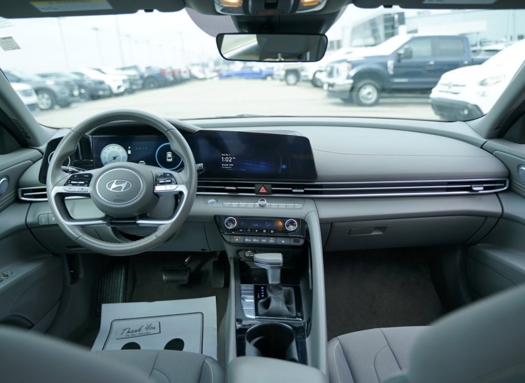 Used 2025 Hyundai Elantra SEL image 11