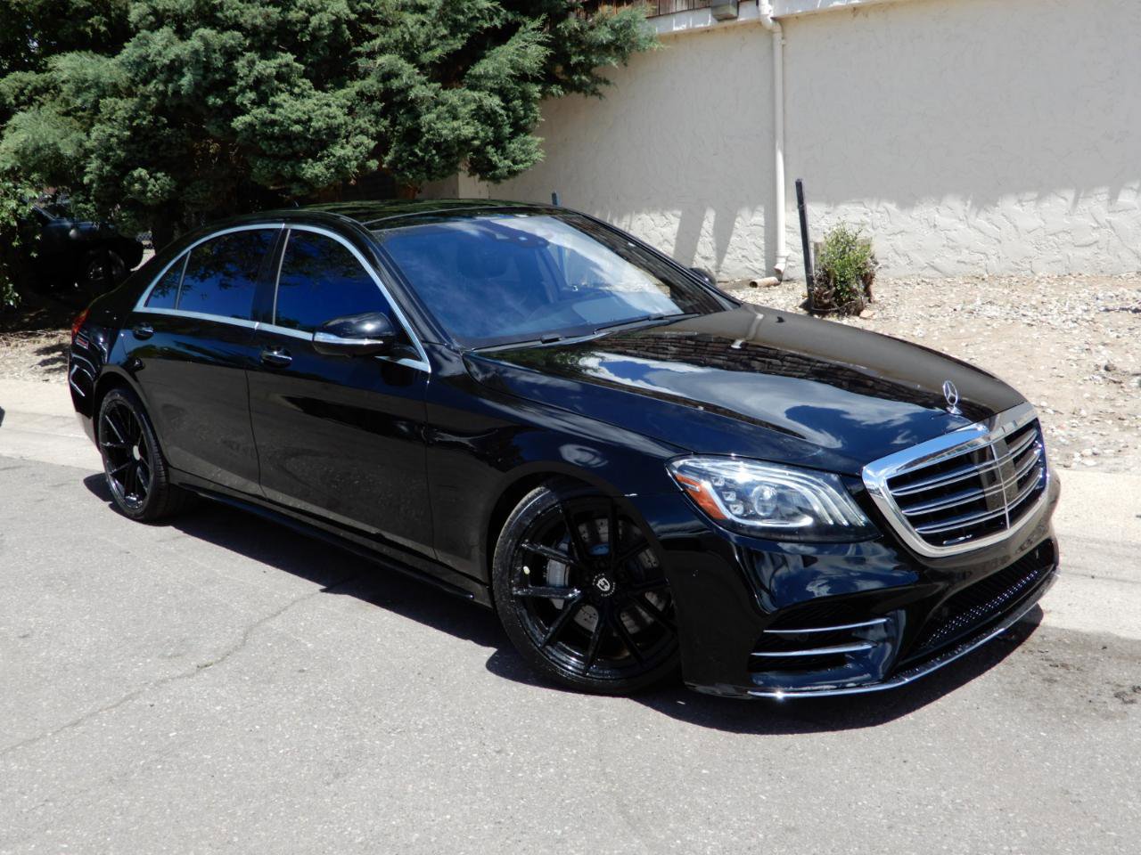 Used 2018 Mercedes-Benz S 560 Sedan w/ AMG Line Exterior image 3