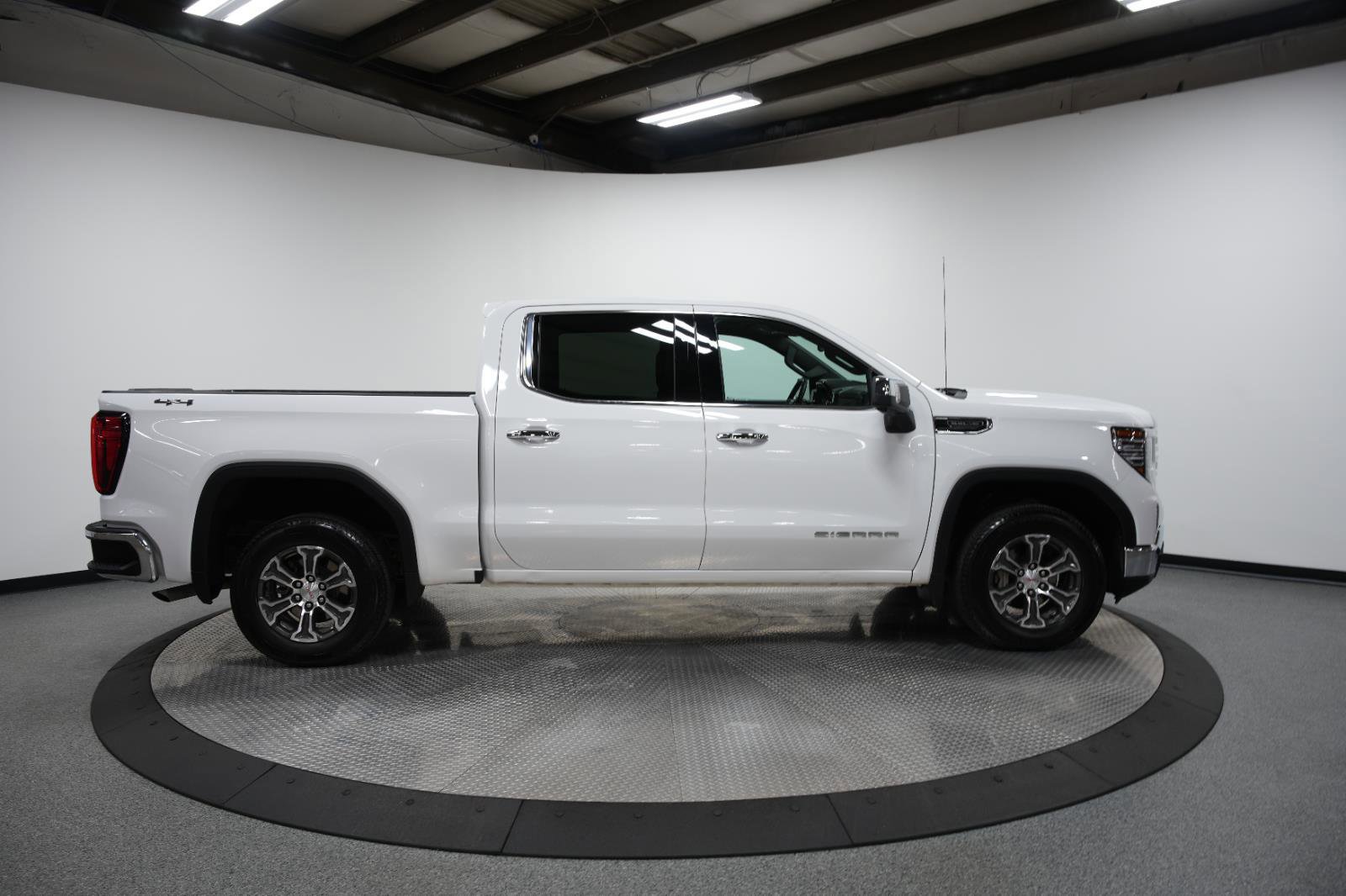Used 2025 GMC Sierra 1500 SLT image 9