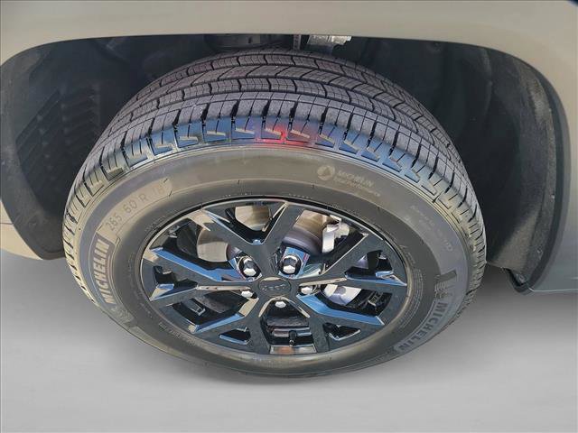 Used 2025 Jeep Grand Cherokee Altitude image 9