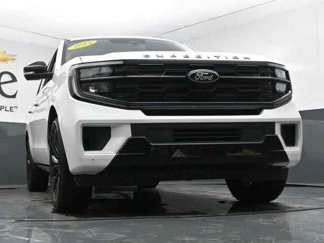Used 2025 Ford Expedition Max Platinum w/ Stealth Appearance Package AWD/4WD image 3