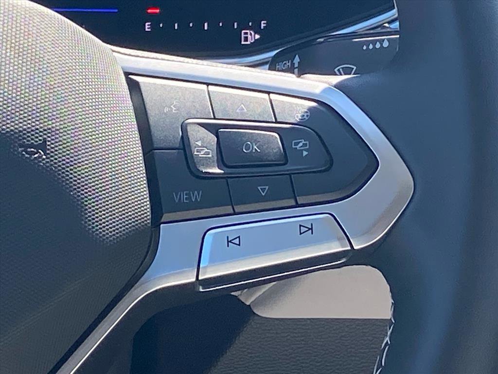 Used 2025 Volkswagen Taos SE image 7