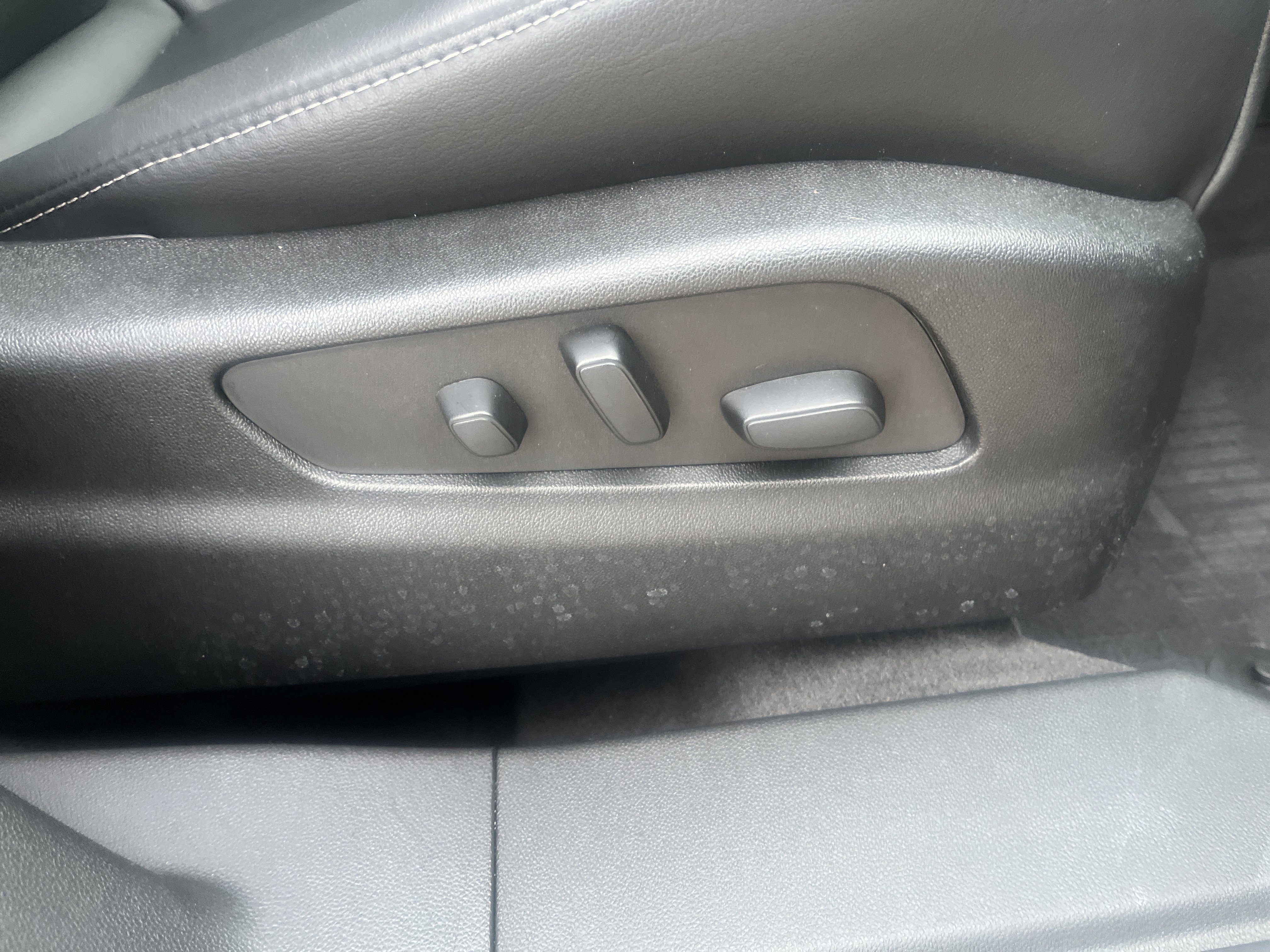 Used 2024 Cadillac XT4 Luxury w/ Cold Weather Package image 17