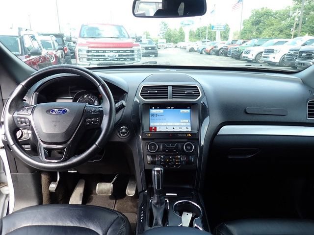 Used 2017 Ford Explorer XLT w/ Equipment Group 202A AWD/4WD image 13