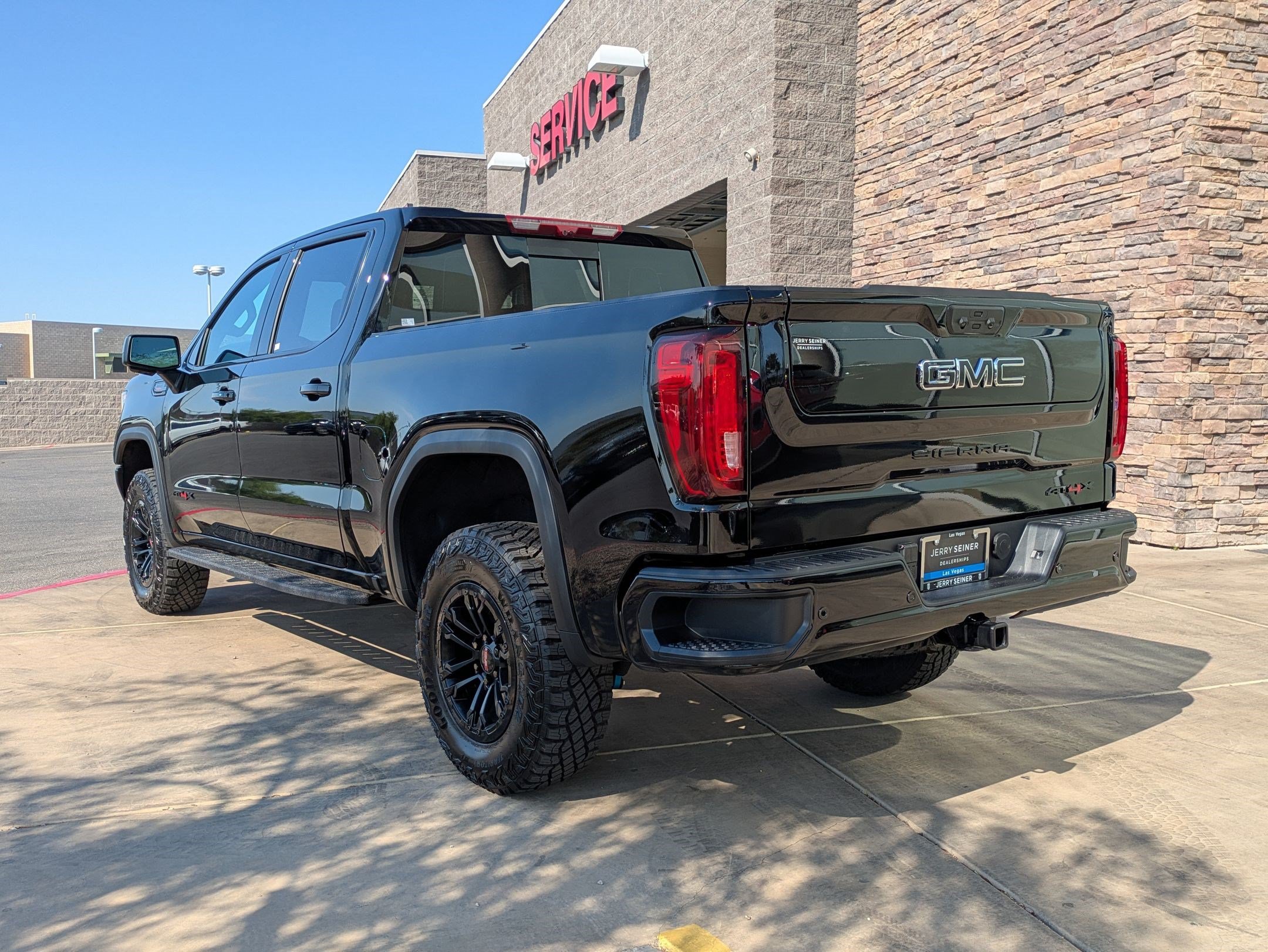 Used 2026 GMC Sierra 1500 AT4X w/ LPO, Black Badging Package AWD/4WD image 4