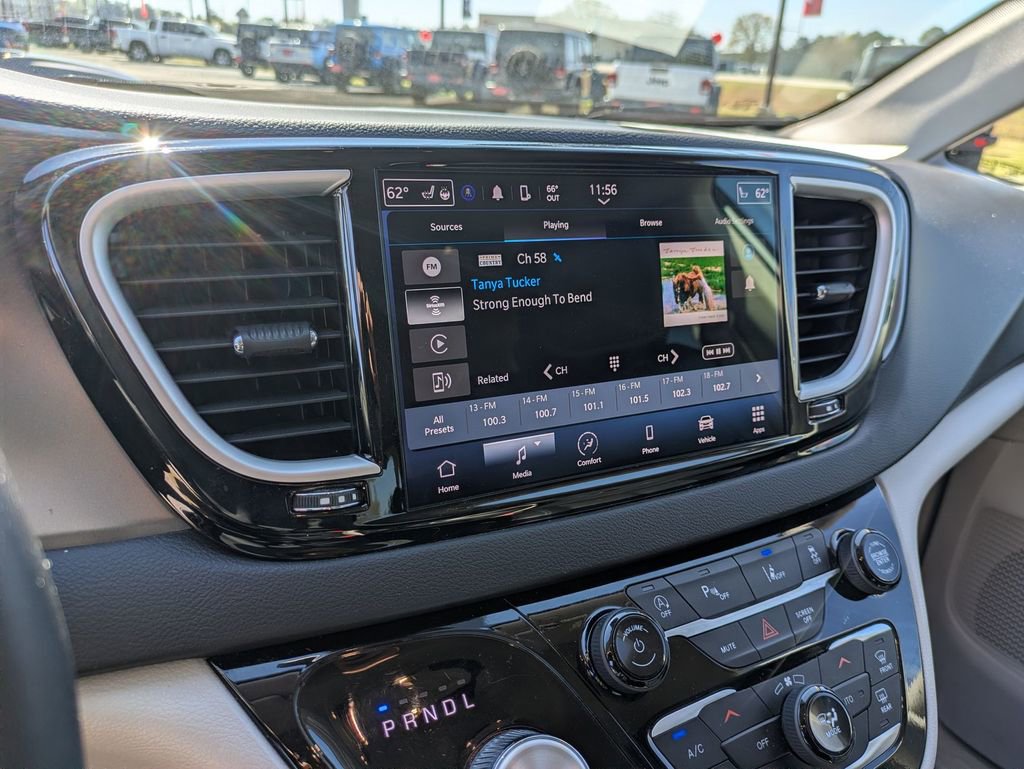 Used 2024 Chrysler Pacifica Touring-L image 18