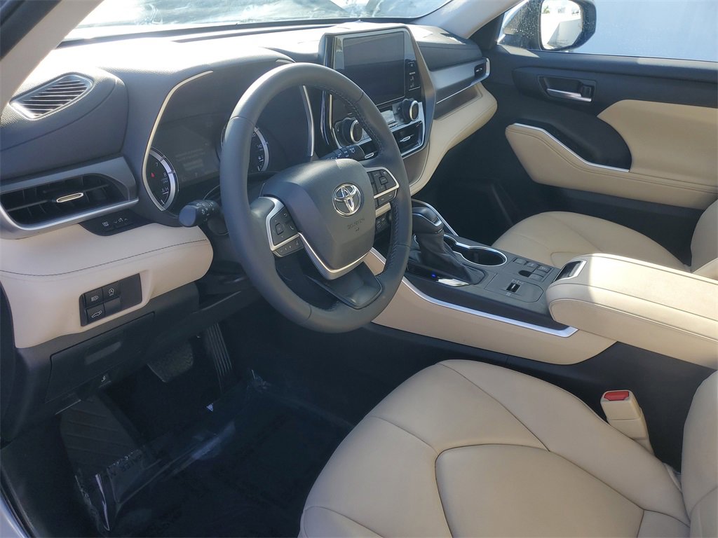 Used 2024 Toyota Highlander XLE image 17