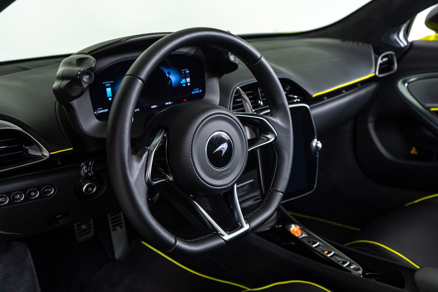 Used 2025 McLaren Artura Spider image 5