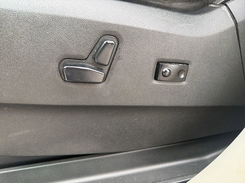 Used 2014 Chrysler Town & Country Touring image 12