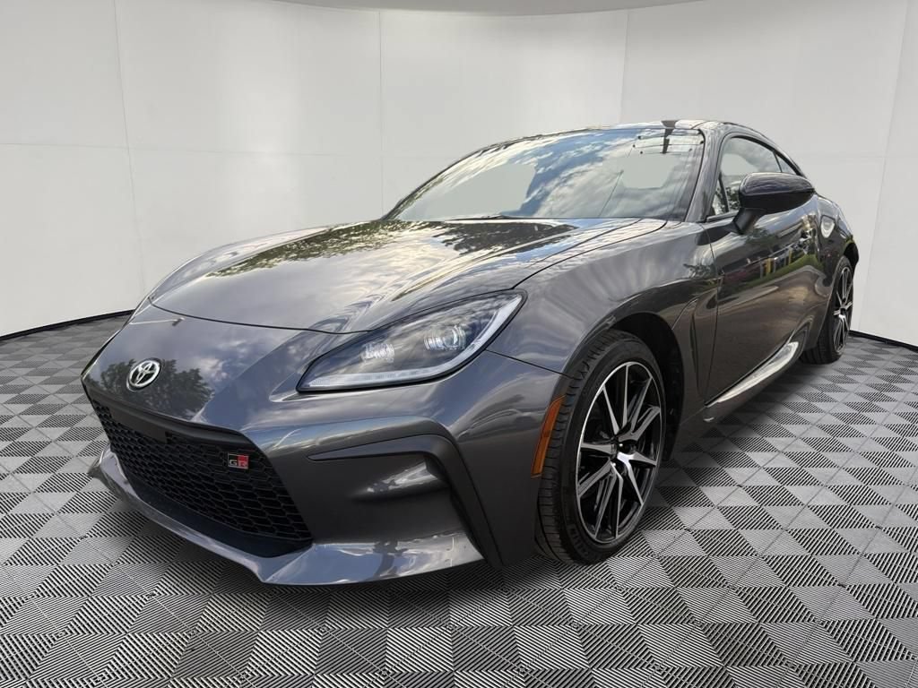 Used 2025 Toyota GR86 RWD image 3