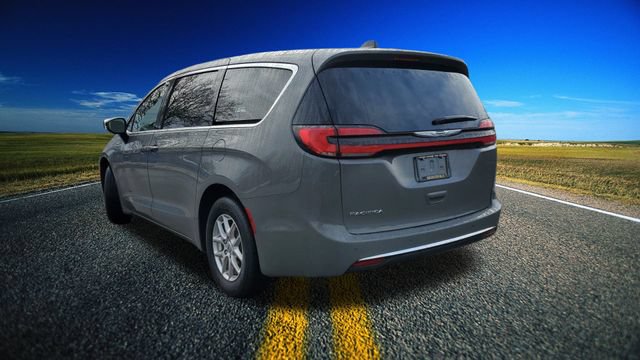 Certified 2025 Chrysler Pacifica Select image 2