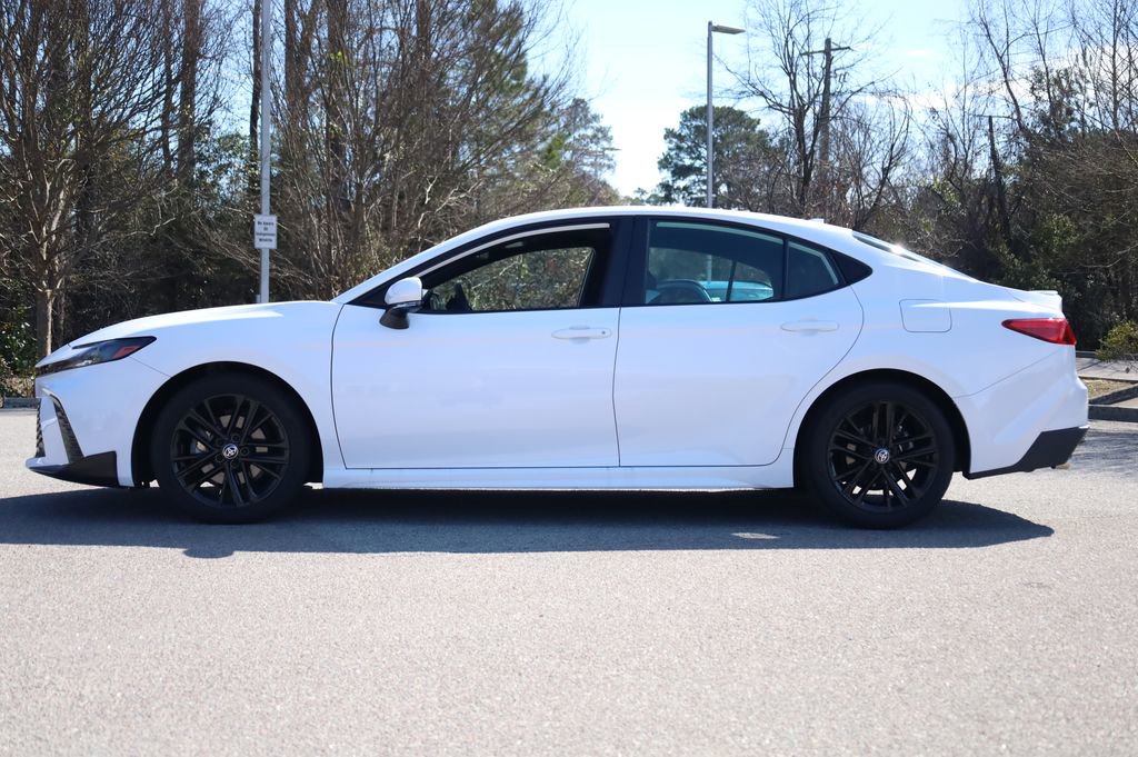 Used 2025 Toyota Camry SE image 2