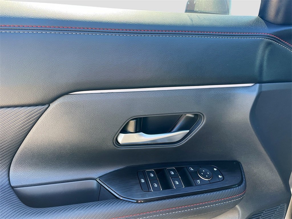 Used 2025 Nissan Kicks SR image 9