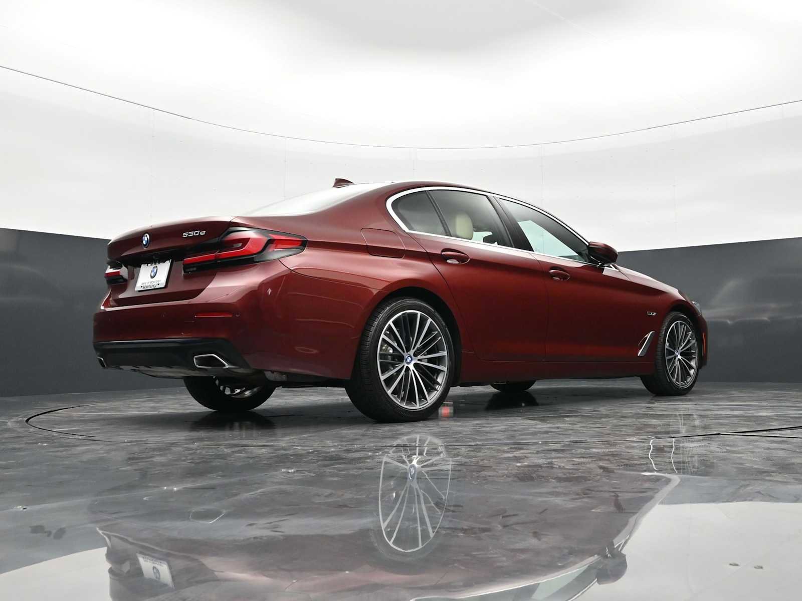 Used 2023 BMW 530e w/ Premium Package image 27