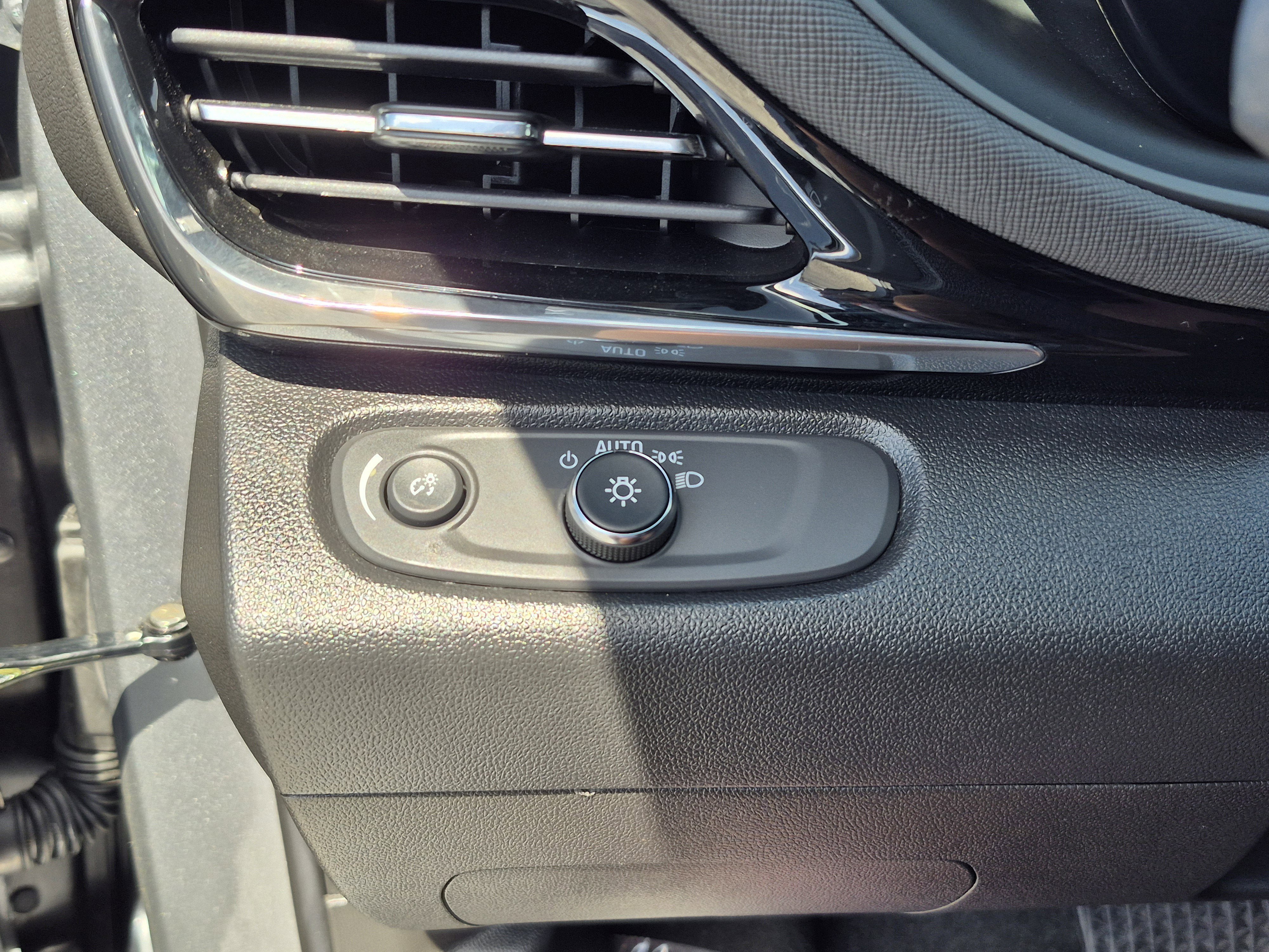 Used 2025 Buick Envista Sport Touring w/ Convenience II Package FWD image 29