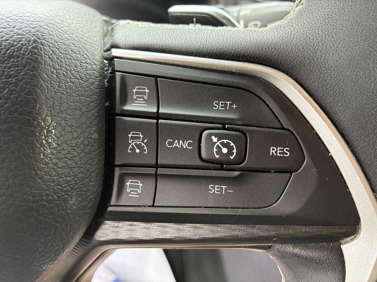 Used 2023 Jeep Grand Cherokee Laredo AWD/4WD image 23