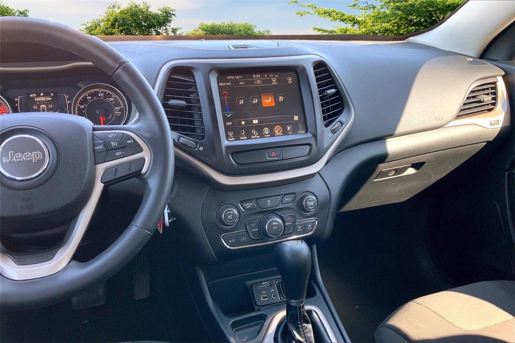 Used 2016 Jeep Cherokee Latitude w/ Comfort & Sound Group image 9