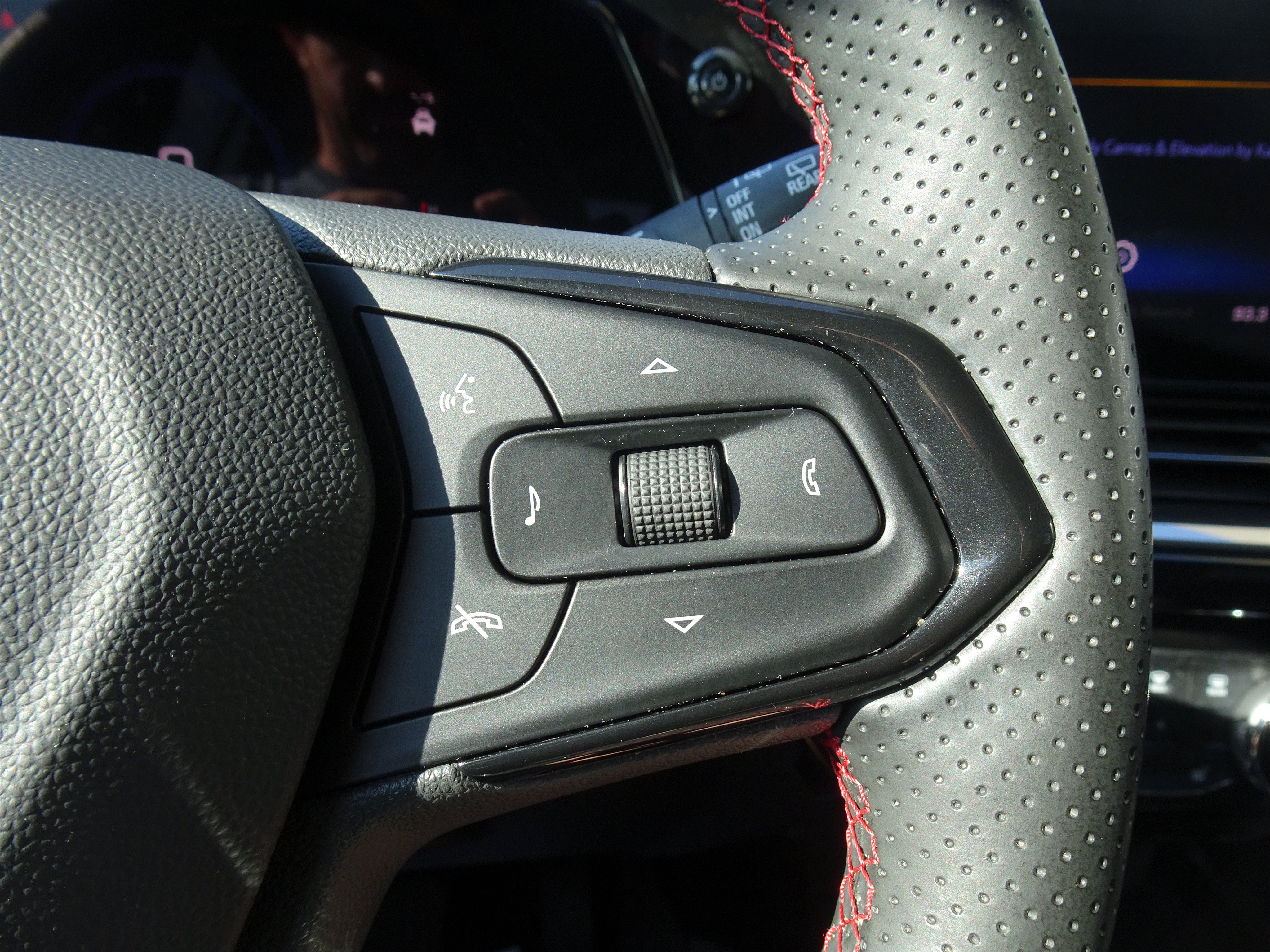 Used 2025 Chevrolet Trax RS w/ Driver Confidence Package FWD image 22
