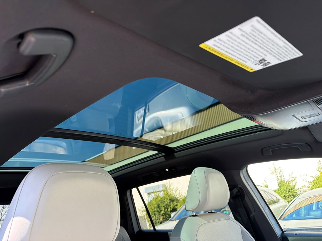 Used 2018 Volkswagen Tiguan SEL w/ R-Line Package image 13