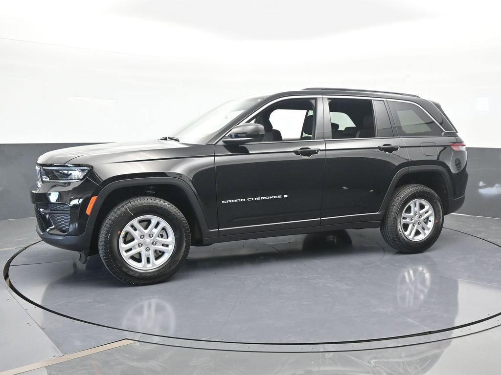 Used 2025 Jeep Grand Cherokee Laredo image 2