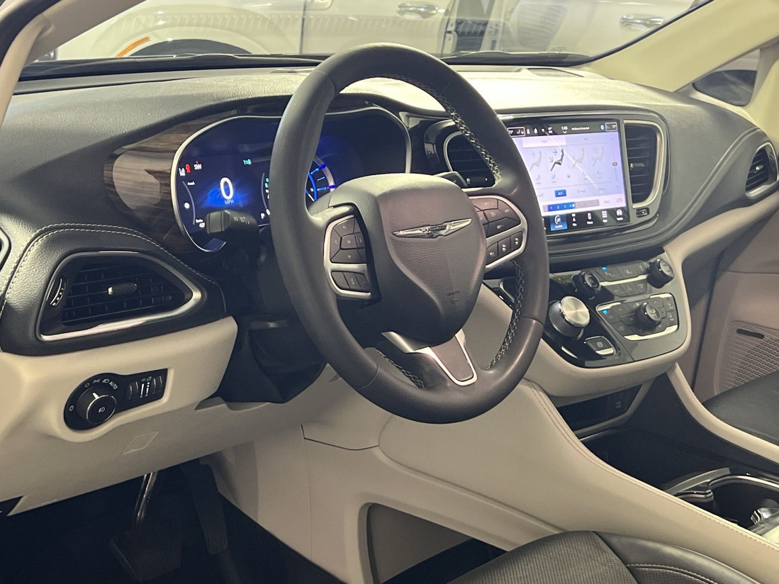 Used 2022 Chrysler Pacifica Limited w/ Uconnect Theater Family Group FWD image 17