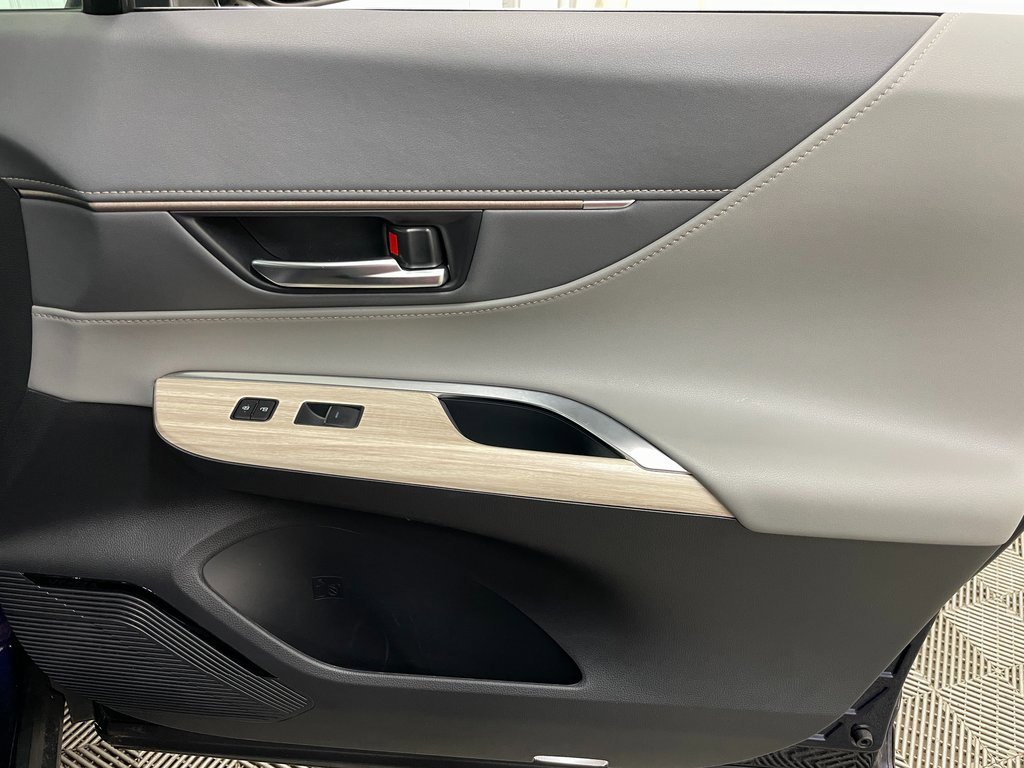 Used 2024 Toyota Venza Limited image 44