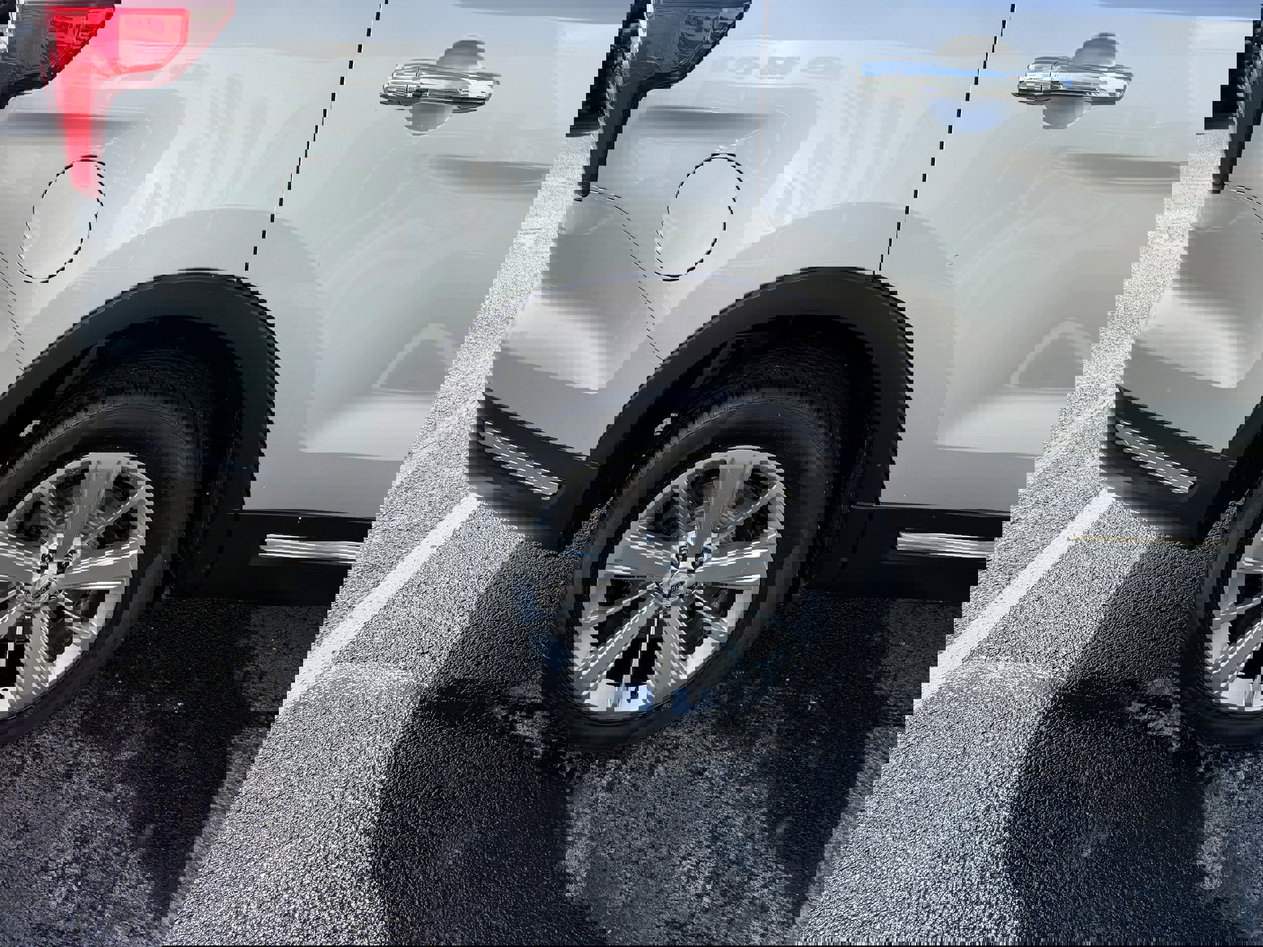 Used 2019 Ford Explorer Limited w/ Class III Trailer Tow Package image 13