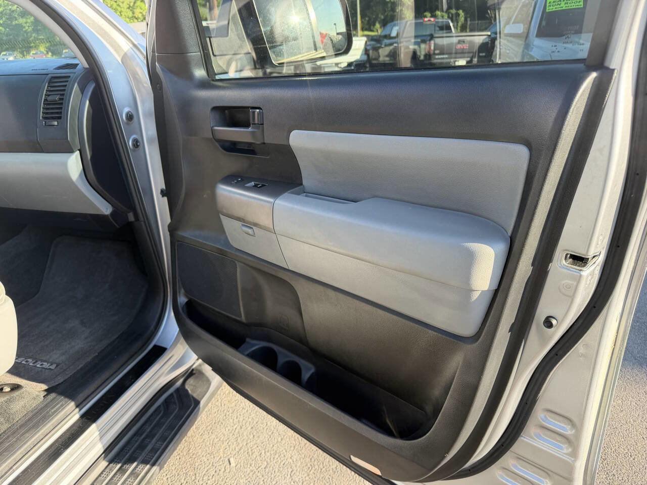 Used 2016 Toyota Sequoia SR5 w/ Premium Package RWD image 16