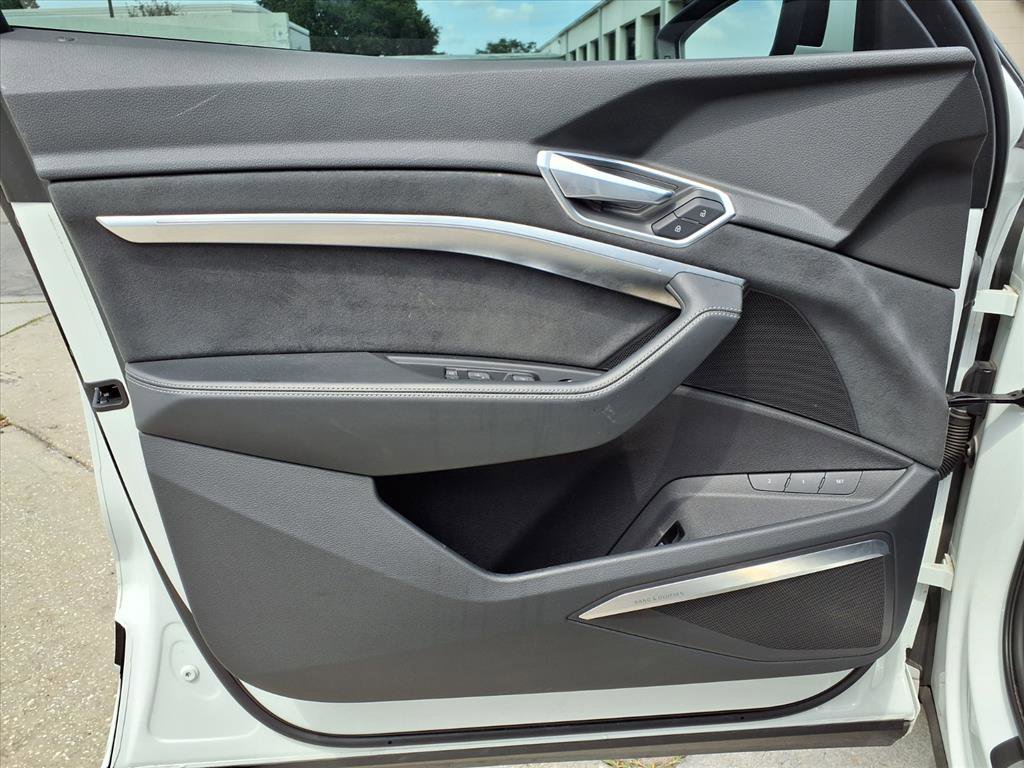 Used 2022 Audi e-tron Prestige w/ Prestige Package AWD/4WD image 18