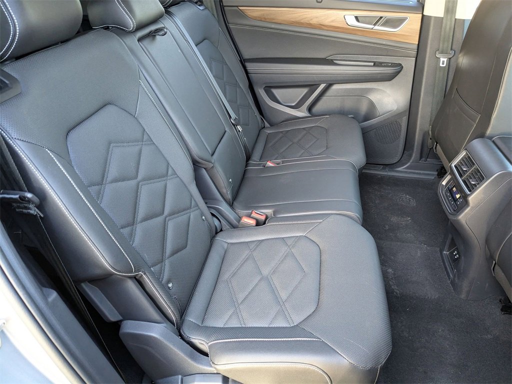 Used 2025 Volkswagen Atlas SE image 33