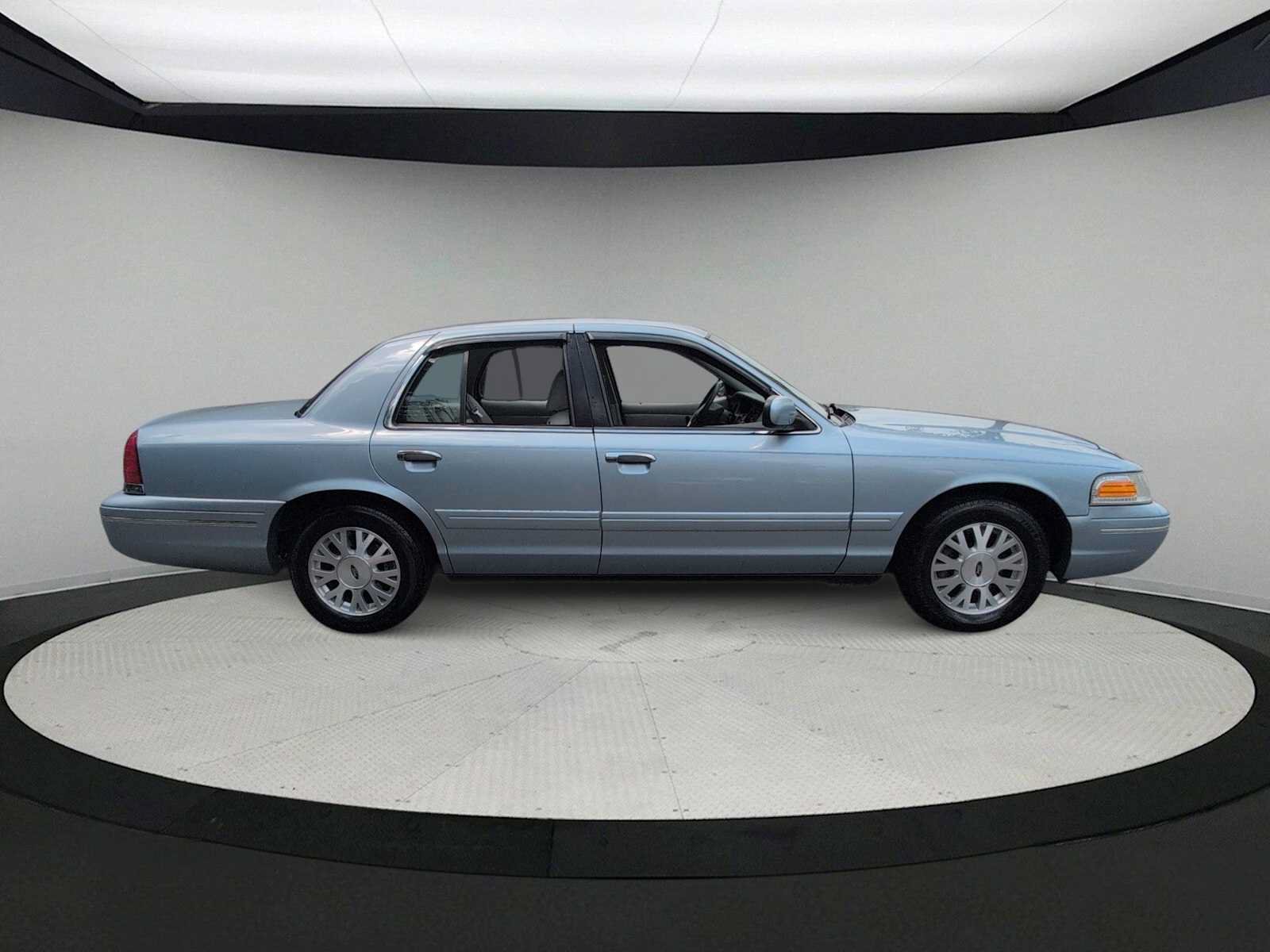 Used 2003 Ford Crown Victoria LX RWD image 9