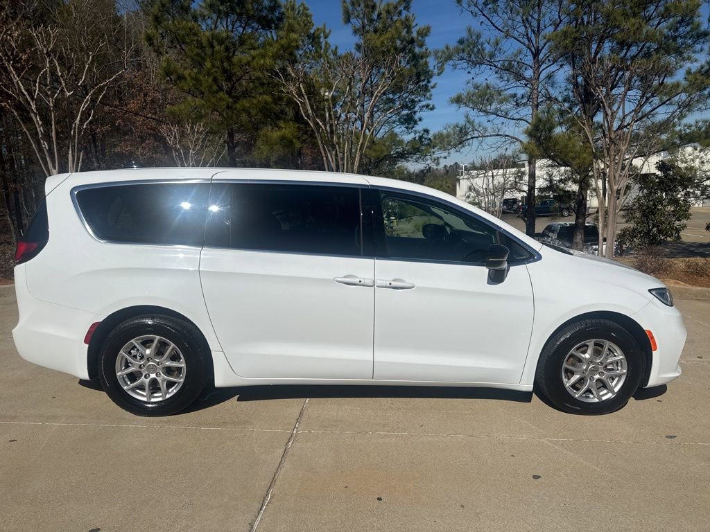 Used 2024 Chrysler Pacifica Touring-L image 2