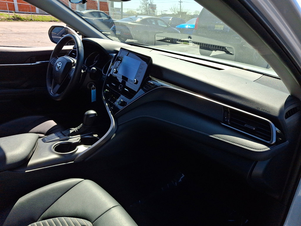Used 2024 Toyota Camry SE image 11