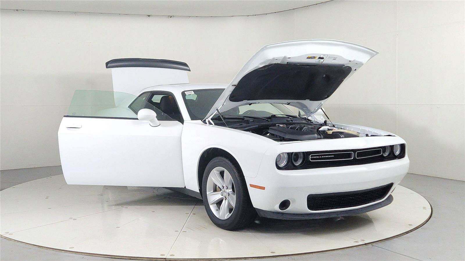 Used 2023 Dodge Challenger SXT image 9