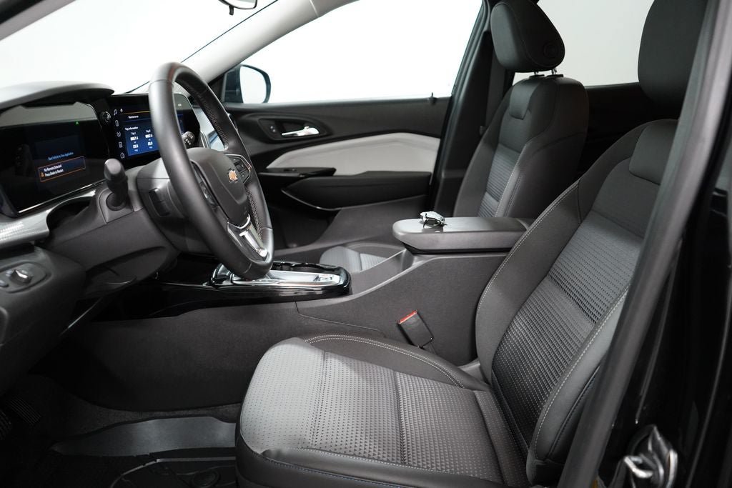 Used 2024 Chevrolet Trax LT w/ Sunroof Package FWD image 13