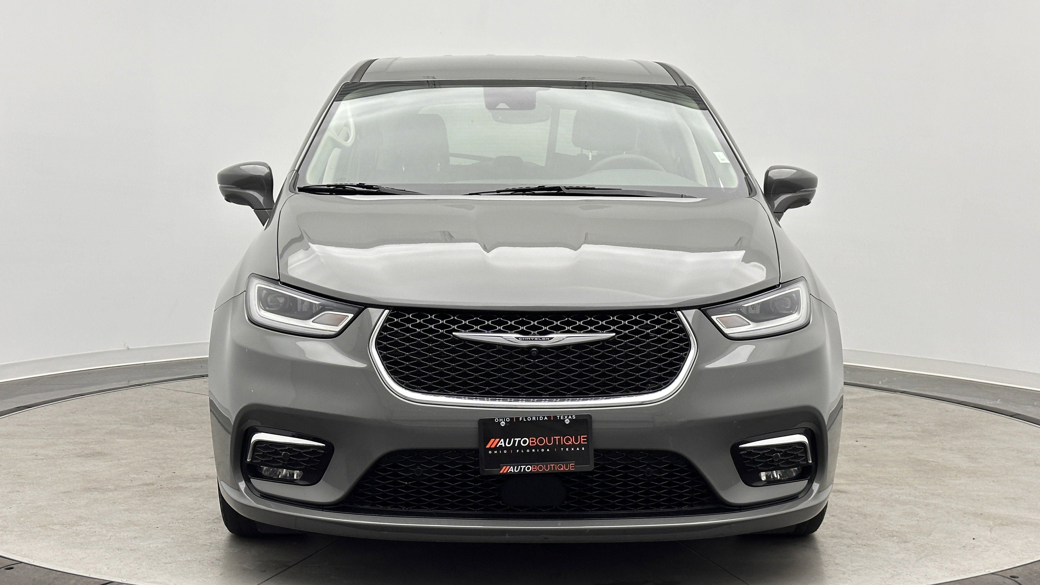 Used 2022 Chrysler Pacifica Touring-L w/ Uconnect Theater Family Group FWD image 2